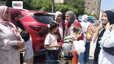 بوكيهات ورد وشيكولاتة.. أمها وأصحابها أنتظروها أمام اللجنة فى الشمس