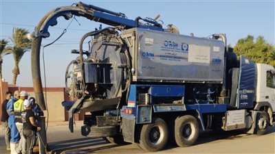 شركة مياه القناة تواصل تطهير شبكات الصرف بمدينة فايد وطريق الشواطئ