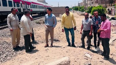 لجنة من هيئة السكك الحديدية تعاين طريق مزلقان 101 بأبو صوير          