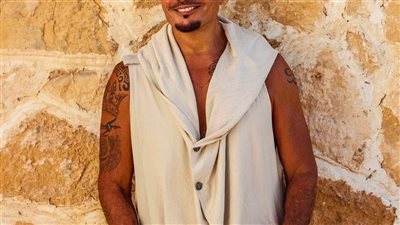 3 ساعات تتجاوز قيمتها ربع مليون دولار.. إطلالة عمرو دياب في ألبوم 