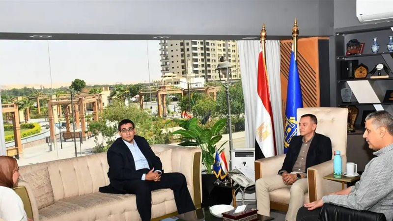 محافظ أسوان يلتقي