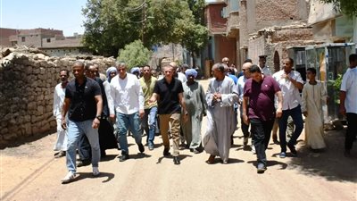 محافظ أسوان يلتقي المواطنين بكوم أمبو ويوجه بحل مطالبهم وشكاواهم