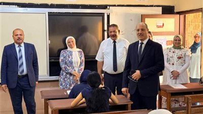 مدير تعليم الإسكندرية يتابع امتحانات الدور الثاني لصفوف النقل 