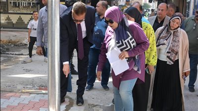  محافظ بورسعيد يتفقد أعمال تطوير ورفع كفاءة شوارع أرض العزب بحي العرب