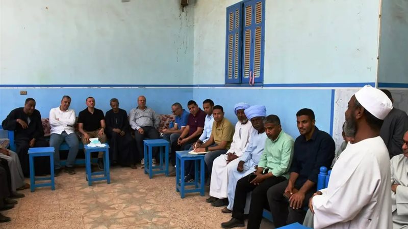 محافظ أسوان مع أهالي