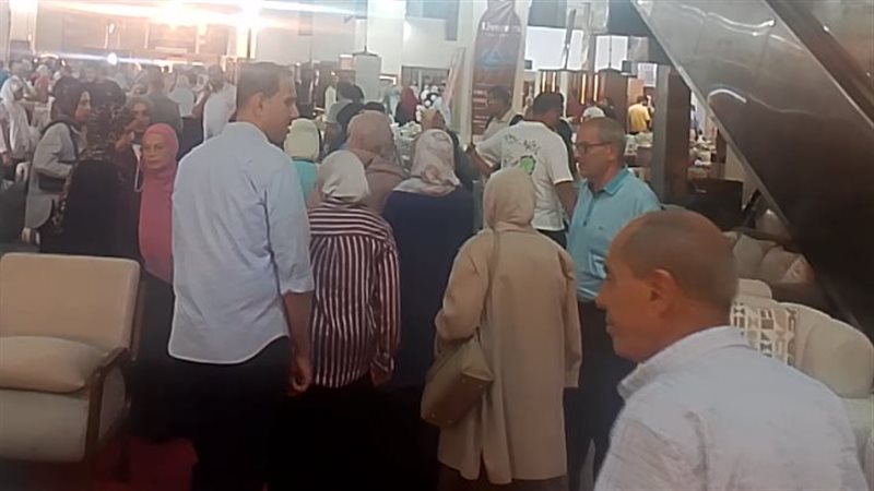 اقبال الأهالى على معرض أثاث دمياط 