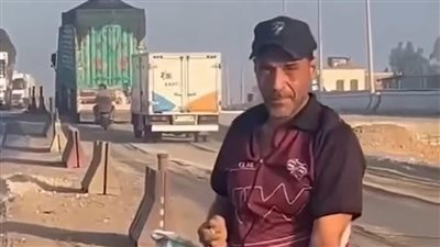 يجمع الخردة لتوفير مصاريف ابنته.. فتعرض للاعتداء بأحد الطرق العامة