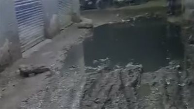 الأهالي يستغيثون.. طفح الصرف الصحي يحول شوارع برك الخيام إلى برك مياه|صور 