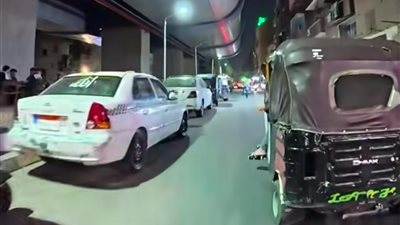 تصرف متهور من سائق توك توك بالشارع يعرضة للخطر ويثير الجدل 