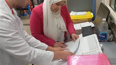 لمتابعة الخدمات.. فريق إشرافي الرعاية الصحية بالسويس يتفقد  طب أسرة شندورة 