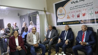 محافظ القاهرة يوزع 12 كرسيًا كهربائيًا متحركًا لذوي الهمم