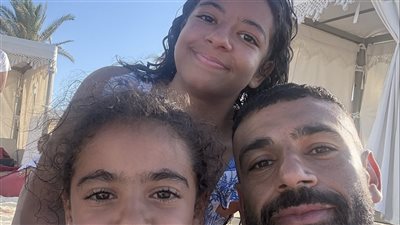 محمد صلاح يخطف الأنظار بصور عائلية مع ابنتيه في الساحل الشمالي