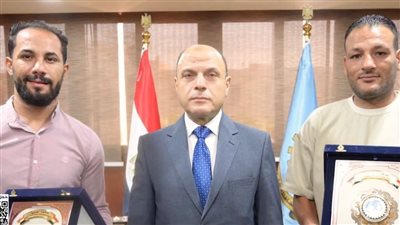 بالفيديو .. محافظ الغربية يكرم بطلي إنقاذ أسرة من داخل سيارة سقطت في الترعة