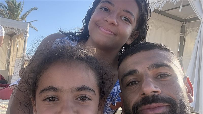 محمد صلاح رفقة ابنتيه