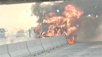حريق هائل داخل سيارة تريلا على الطريق الاقليمي بمركز الباجور بالمنوفية 