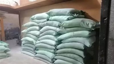 حملات تموينية مكبرة تضبط  7 طن دقيق أبيض قبل بيعه فى السوق السوداء 