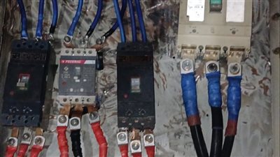 استجابة لشكوى الأهالي بقفط.. إصلاح عطل بكابينة محول كهرباء نجع الشيخ 