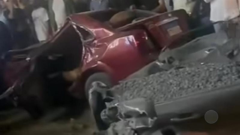 تحطم سيارتين بالكامل
