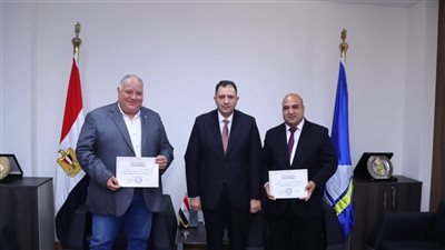محافظ دمياط يكرم رئيس مدينة رأس البر ونائبه تقديرا لجهودهما في الانضباط