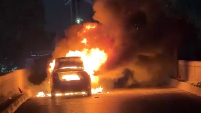 اشتعال النيران في سيارة