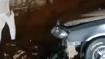 سائق يستغيث بعد تضرر سيارته بسبب كومة رمال بطريق الدائري الشمالي