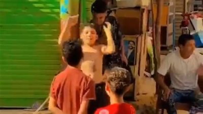 الاستحمام من عمود إنارة ينتهي بالنيابة.. تحقيقات موسعة في واقعة أثارت الجدل 