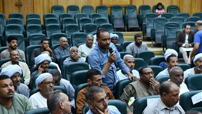 خلال لقائه بالمواطنين.. محافظ قنا يستعرض إجراءات حسم ملف أراضي المثلث الذهبي 