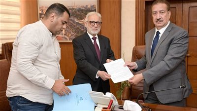  محافظ بورسعيد يوقع عقود تمليك أراضي لـ6 مصانع بالمنطقة الصناعية بالجنوب