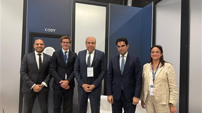 وزير الطيران يبحث جذب الاستثمارات البريطانية وتعزيز الشراكة بقطاع الطيران
