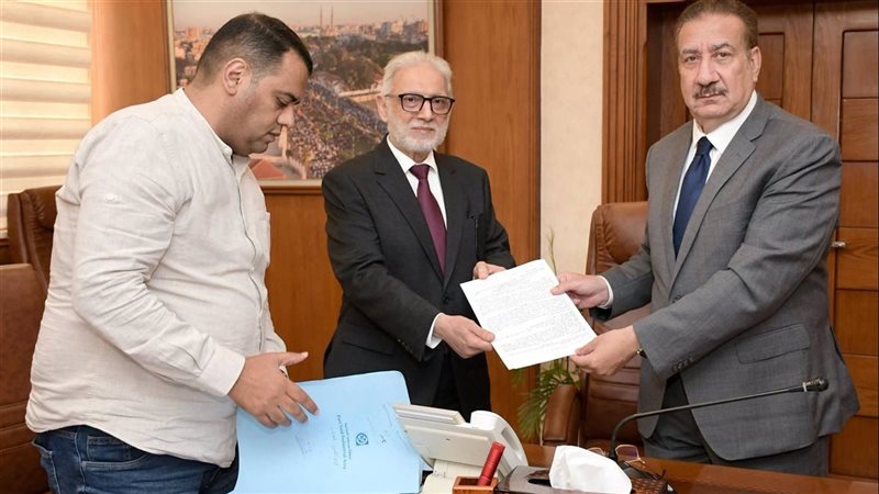جانب من توقيع العقود
