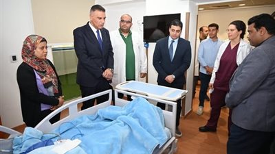 محافظ جنوب سيناء يطمئن على المصابتين في حادث طريق رأس سدر