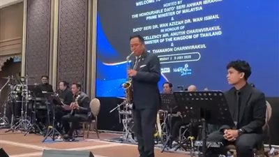 بالغناء أمام رئيس وزراء الصين.. رئيس وزراء تايلاند يخطف الأنظار في بكين