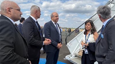 وزير الطيران يبحث مع «إيرباص» تسليم طائرات A350 ويتفقد تقنيات A321XLR