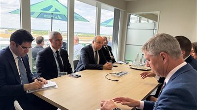 وزير الطيران و«Acron Aviation» يبحثان التعاون في توسيع تقنيات التدريب المتقدمة