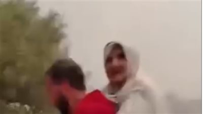 شاب جزائري يخاطر بحياته لإنقاذ مسنة من ألسنة اللهب.. إشادة واسعة ببطل الحرائق 
