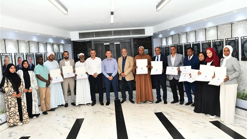 محافظ أسوان مع أصحاب