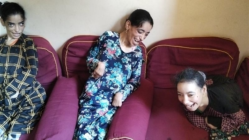 الأربع بنات مرضى