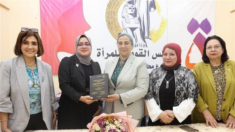 أمل عمار تلتقي بعضوات