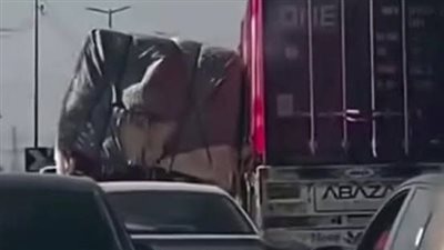 سائق التريلا الذي أنقذ سيارة من السقوط: الفيديو حقيقي وليس AI