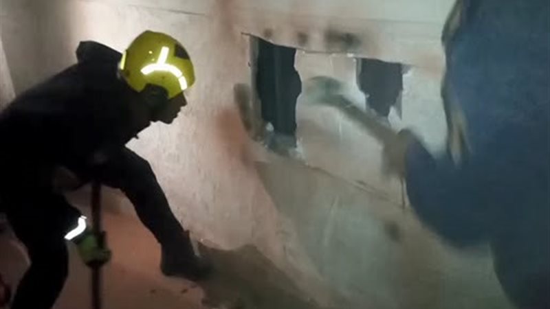 احتجاز 3 أشخاص داخل