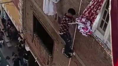 شاب يرقص فوق ماسورة غاز في فرح بشتيل وسط مخاوف من كارثة