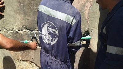 لجنة مشتركة تغلق وتشمع مغسلة سيارات مخالفة بمطلع المحمودية بأسوان