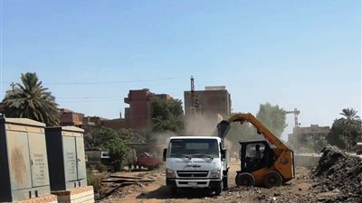 حملات مكثفة بكوم أمبو لرفع الإشغالات وتطوير منظومة النظافة والإنارة العامة