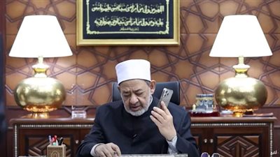 «مبروك».. شيخ الأزهر يبشر الأولى على الثانوية الأزهرية بنتيجة شقيقتها التوأم