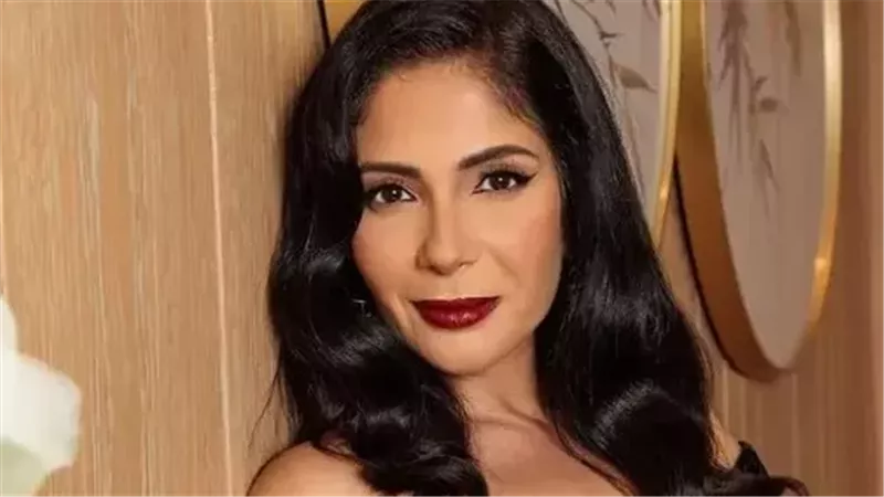 الفنانة منى زكي 