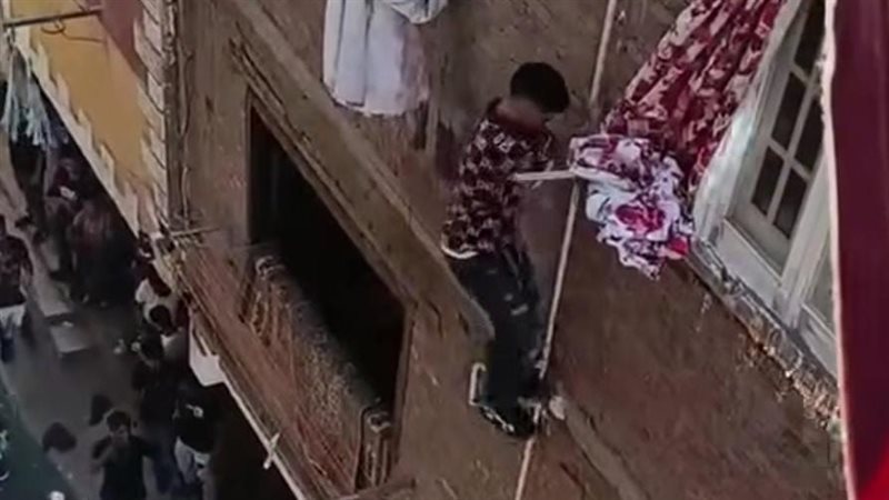 شاب يرقص علي ماسورة