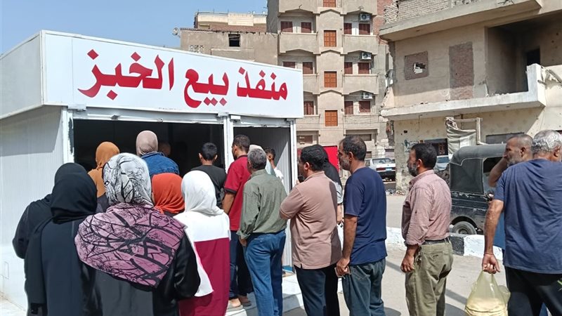 جانب من توزيع الخبز