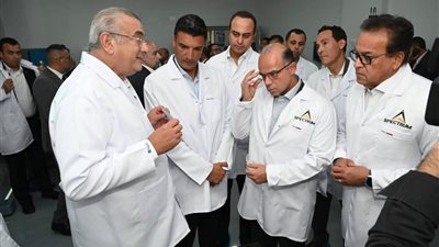 وزير الصناعة يفتتح أول مصنع عربي للاختبارات السريعة بالإسماعيلية