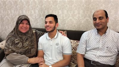تكريم مستحق.. محافظ دمياط يهنئ «البراء طارق» بتفوقه في الثانوية العامة