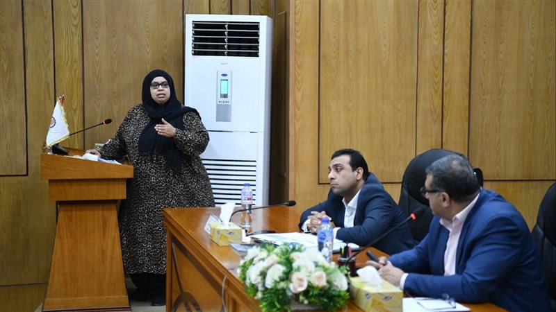 محافظ قنا فى اجتماع